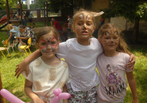 Dziewczynki z pomalowanymi twarzami